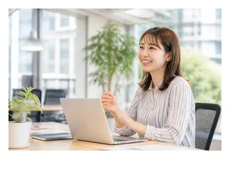 新しい職場で働く女性