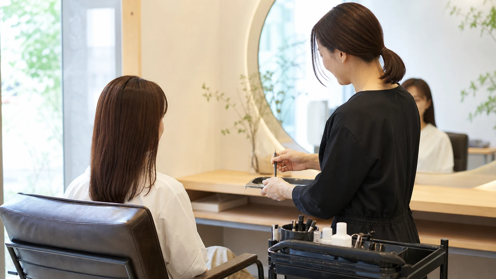 カット専門店の美容師